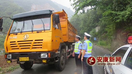 白河交警加強陰雨天交通疏導.jpg