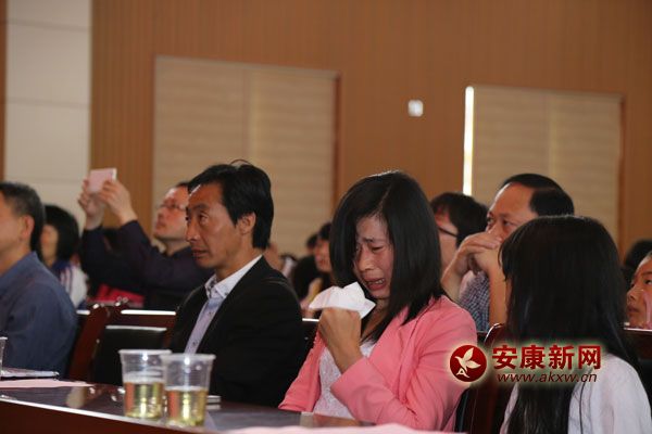 楊佩對往事的回顧再次觸動爸爸媽媽感情.jpg
