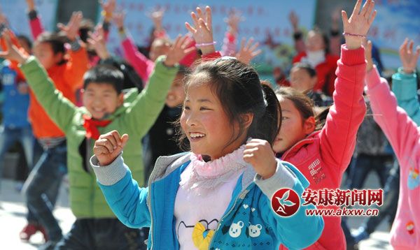 嵐皋縣麥溪小學的學生在做課間操-新華社記者-陶明-攝.jpg
