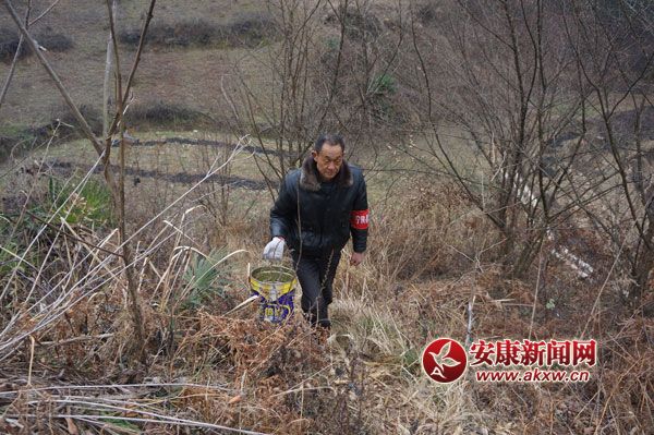 廖柏成巡山的途中.JPG