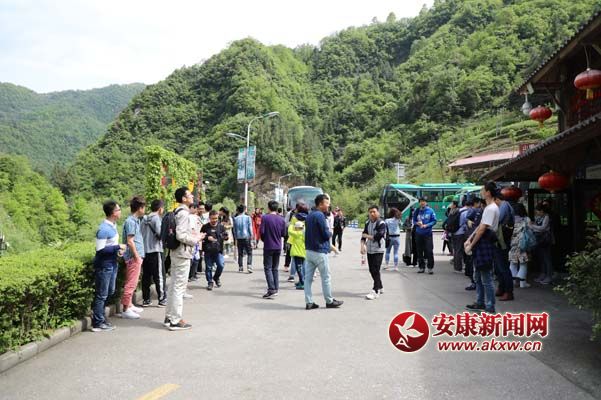 中壩大峽谷景區(qū)迎來(lái)大批游客.jpg